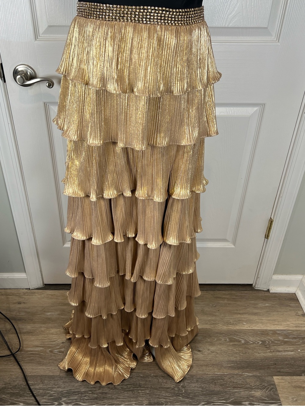 Mac Duggal Ieena black gold metallic one shoulder ruffle tierd gown 8 - Picture 5 of 11